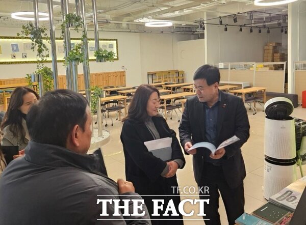 16일 차명국 천안시 기획조정실장이 대흥이음·불당이음·안서이음 등 천안청년센터 3개소를 방문해 운영 현황을 점검하고 있다. /천안시