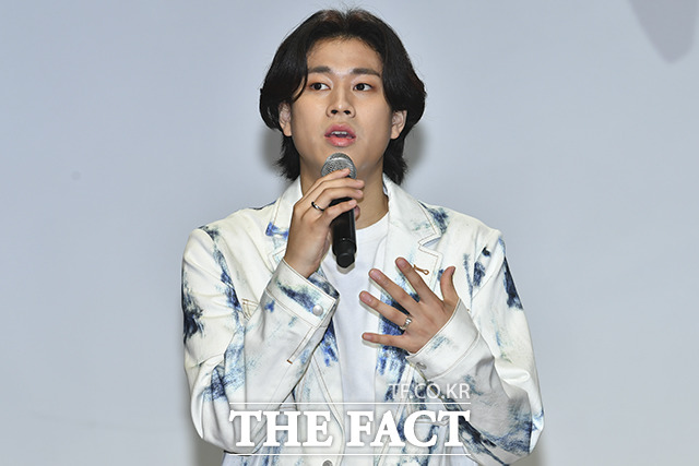 가수 이무진의 팬들이 이무진의 유튜브 음원 조회수가 초기화된 것에 시위를 하자 소속사가 사과했다. /더팩트 DB