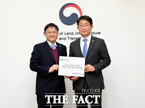 오후석 경기도 행정2부지사(왼쪽)가 17일 박상우 국토교통부 장관을 만나 ‘제5차 국가철도망 구축계획’에 경기도가 신청한 40개 철도사업들이 최대한 반영될 수 있도록 적극 검토해 줄 것을 요청하는 건의서를 전달한 뒤 기념촬영을 하고 있다. /경기도