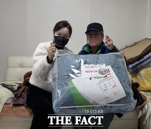 대덕구노인종합복지관은 16일 대덕구 내 고령 및 취약계층 대상으로 ‘카카오 같이가치’ 플랫폼을 통한 후원모금을 개설해 극한의 추위를 극복할 수 있도록 대상자 23명을 선발해 겨울 이불을 지원했다. 사진은 겨울이불을 전달받은 어르신이 즐거워하는 모습./대덕구노인종합복지관