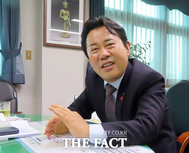 박정현 부여군수가 올해 정책에 대해 설명하고 있다. /김형중 기자