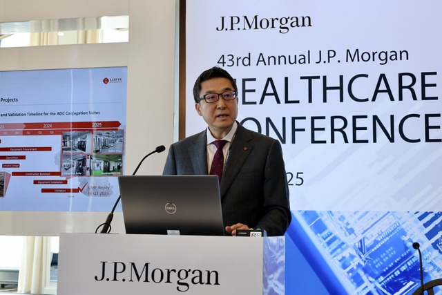 제임스 박 롯데바이오로직스 대표가 지난 16일(현지시간) 미국 샌프란시스코에서 열린 JPMHC에서 발표하고 있다. /롯데바이오로직스