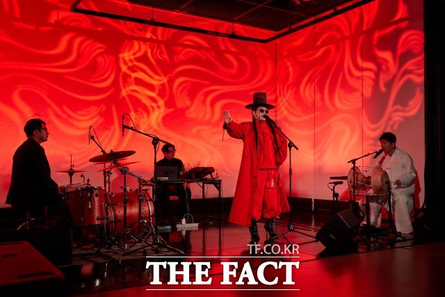 국가무형문화재 제57호 경기 민요 이수자인 소리꾼 이희문 씨가 개막식 공연을 펼치고 있다. /경기문화재단