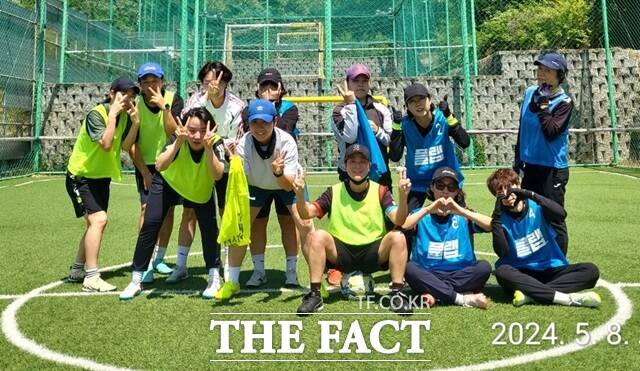 강북구 여성축구교실 참가 주민들이 기념사진을 찍고 있다./강북구