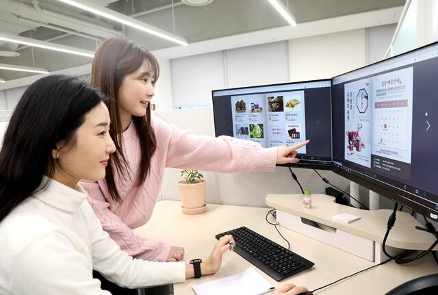 삼성디스플레이 직원들이 온라인 장터에서 상품을 구입하고 있다. 삼성은 설 직전까지 온라인 장터를 운영, 농축수산물과 자매마을 상품 구입에 나서며 국내 경기 활성화에 앞장선다. /삼성
