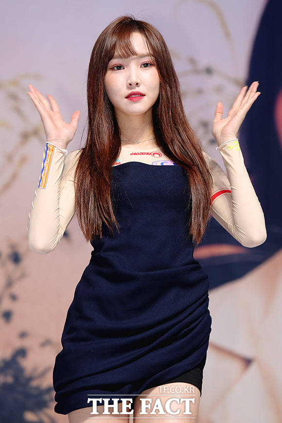 여자친구 유주가 성대 염증으로 17일부터 19일까지 개최하는 소속 그룹 여자친구 데뷔 10주년 콘서트에서 가창을 최소화한다. /더팩트 DB