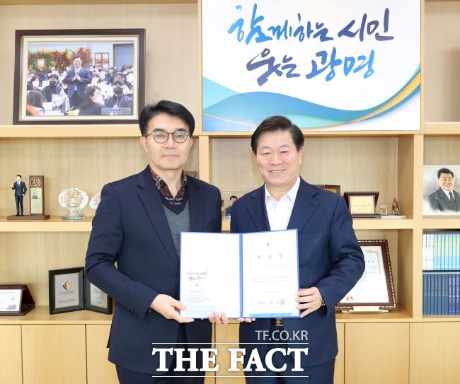 박승원 시장이 강신정 신임 LH 지역협력관(사진 왼쪽)에게 위촉장을 수여했다./광명시