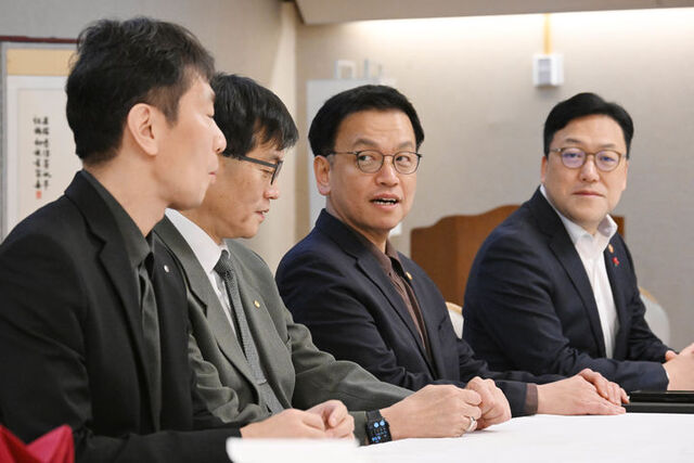 최상목 대통령 권한대행 부총리 겸 기획재정부 장관이 17일 서울 세종로 정부서울청사에서 거시경제·금융현안 간담회를 하고 있다. 이복현 금감원장(왼쪽부터), 이창용 한국은행 총재, 최 대통령 권한대행, 김병환 금융위원장. /기획재정부