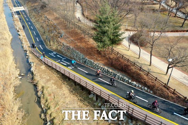 과천시가 ‘전기자전거 구입 보조금’을 지원한다. 사진은 양재천 자전거도로에서 자전거 타는 시민들./과천시