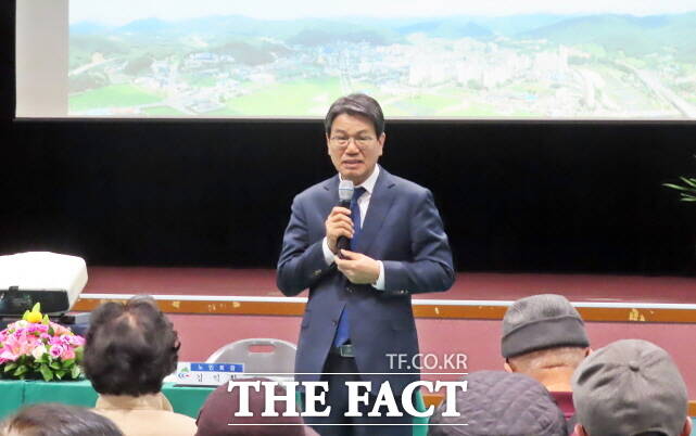 김돈곤 청양군수가 17일 청양군문화체육센터에서 약 300여 명이 참석한 가운데 열린 2025년 청양읍 연두순방을 통해 군정설명을 하고 있다. /김형중 기자