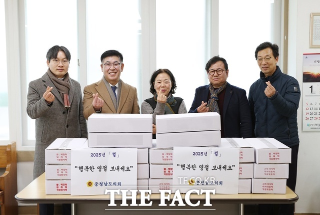 오인철 충남도의회 제2부의장(왼쪽 두 번째)이 16일 천안 꿈자락지역아동센터를 방문해 명절 선물을 전달하고 있다. /충남도의회