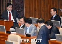  심란한 표정의 권성동-권영세 [포토]