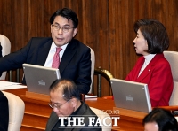  나경원 의원과 대화하는 윤상현 의원 [포토]