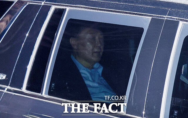내란 우두머리 혐의로 체포된 윤석열 대통령이 15일 고위공직자범죄수사처 수사를 마친 뒤 경기도 의왕시 서울구치소에 도착하고 있다. /장윤석 기자