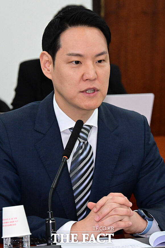 김한규 더불어민주당 의원(사진)이 윤석열 대통령의 옥중 편지를 두고 국민 전체가 아닌 지지자들만 대상으로 보낸 편지라고 비판했다./국회=남윤호 기자