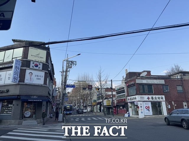 한남4구역 재개발조합은 18일 서울 용산구 이태원교회에서 시공사 선정을 위한 임시총회를 열고 삼성물산을 시공사로 확정했다. 사진은 한남3구역과 4구역 사이를 가로지르는 보광로. /황준익 기자