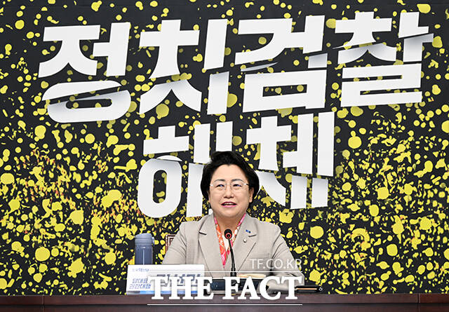 윤석열 대통령이 구속 전 피의자 심문(영장실질심사)에 출석하는 것에 대해 조국혁신당은 서울구치소에서 차분하게 구속영장 발부를 기다리라고 말했다. 사진은 김선민 조국혁신당 당대표 권한대행 /더팩트 DB