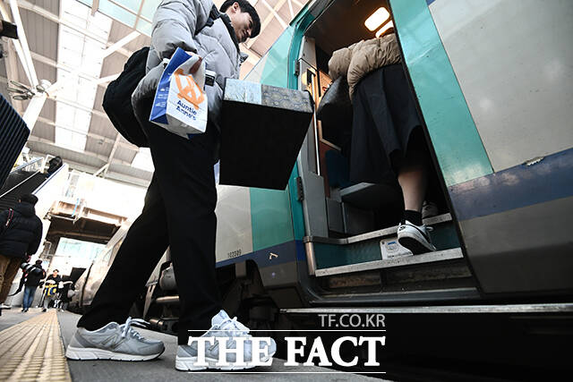 지난해 설 연휴를 하루 앞둔 2월8일 오전 서울 용산구 서울역에서 시민들이 귀성길에 오르고 있다. /박헌우 기자