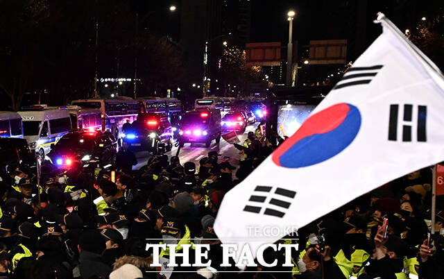 내란 우두머리 혐의를 받고 있는 윤석열 대통령이 18일 오후 서울 서부지방법원에서 열린 구속전 피의자심문을 마친 뒤 법무부 호송차량으로 서울구치소로 돌아가고 있다. /임영무 기자