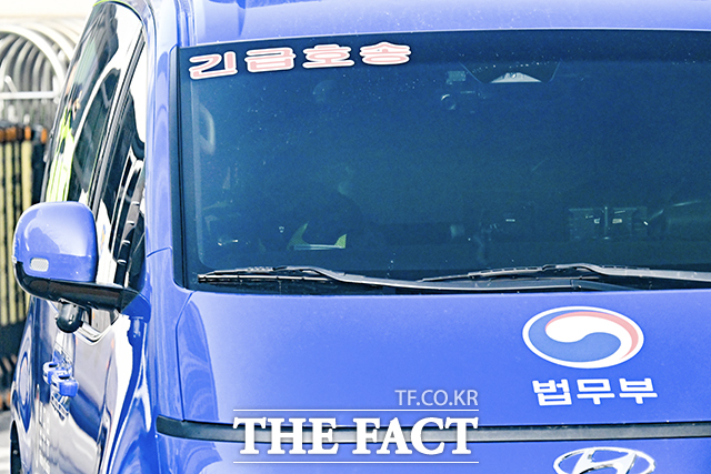 내란 우두머리 혐의를 받는 윤석열 대통령이 영장실질심사를 받는 18일 서울 마포구 서울서부지방법원에서 법무부 차량을 타고 출석하고 있다. /임영무 기자