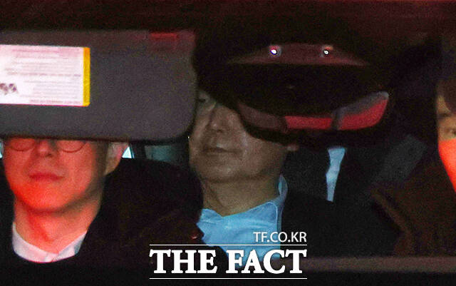내란 수괴 혐의를 받는 윤석열 대통령이 15일 오후 경기 과천시 고위공직자범죄수사처에서 조사를 마치고 서울구치소로 이동하고 있다. /과천=박헌우 기자
