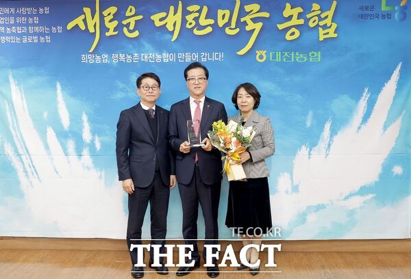 조원휘 대전시의회 의장이 헌신적 지역봉사 공로를 인정 받아 지난해 대한민국ROTC중앙회로부터 공적패와 농업협동조합중앙회로부터 감사패를 받았다. 사진은 농업협동조합중앙회가 지난 12월 31일 농정활동 유공 감사패를 전달하는 모습 /대전시의회