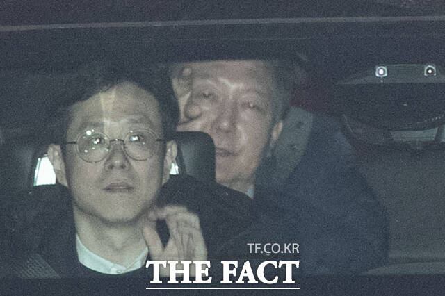 내란 수괴 혐의를 받는 윤석열 대통령이 15일 오후 경기 과천시 고위공직자범죄수사처에서 조사를 마치고 서울구치소로 이동하고 있다. /과천=박헌우 기자