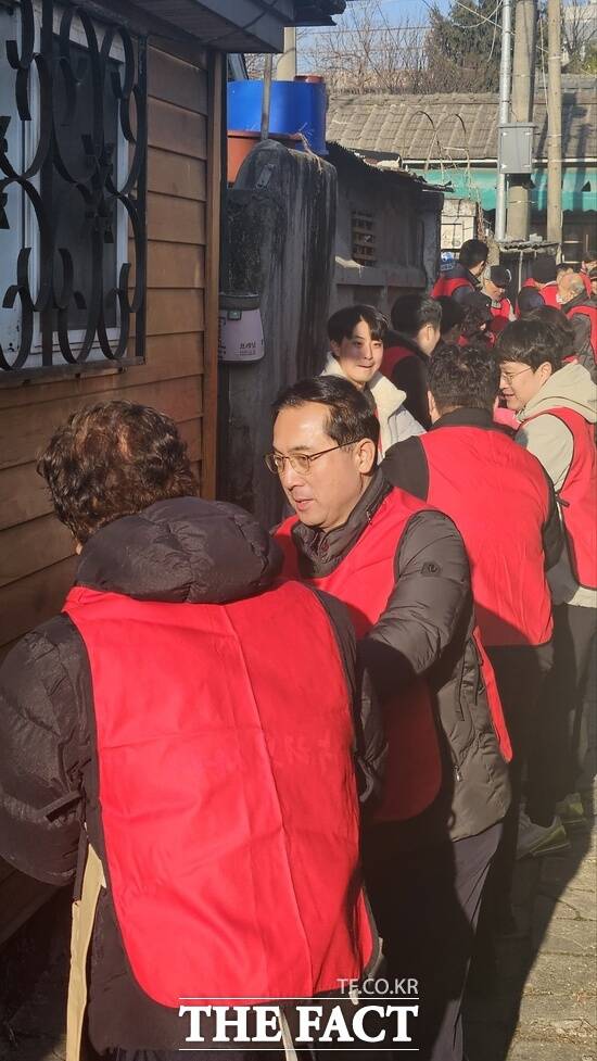 국민의힘 대전시당이 18일 박희조 동구청장, 이상래ㆍ송인석ㆍ정명국 대전시의원 등 70여 명이 참석한 가운데 대전 동구 저소득층 가구를 위한 연탄 지원 봉사활동을 마무리했다. /국민의힘 대전시당