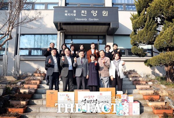 대전 유성구의회는 17일 설을 맞아 관내 사회복지시설인 천양원을 방문해 따뜻한 정을 나누는 시간을 가졌다. /유성구의회