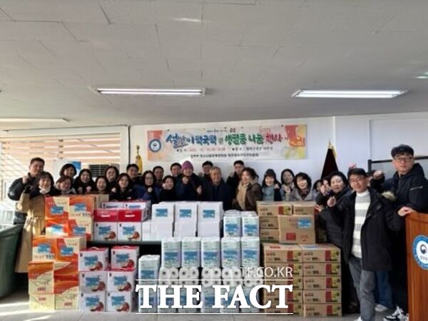 법무부 청소년범죄예방위원 대덕구지구위원회가 설 명절을 앞두고 18일 결연 청소년 가정을 위한 떡국떡·생필품 나눔 행사를 진행했다./대덕구