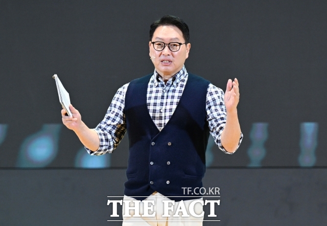 최태원 회장은 19일 오전 KBS 시사대담에 출연해 한국 경제의 현주소를 진단했다. 사진은 최 회장이 지난해 11월 4일 서울 강남구 코엑스에서 열린 SK AI 서밋 2024(SK AI Summit 2024)에서 기조연설을 하는 모습. /이새롬 기자