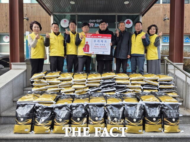 우리마트가 지난 17일 세종시 조치원읍에 쌀 10㎏ 100포대를 전달하고 있다. /세종시