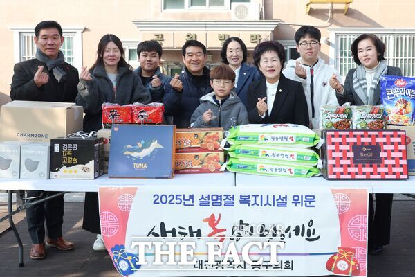 오관영 대전 동구의회 의장을 비롯 강정규 부의장, 박철용 운영위원장, 김영희 기획행정위원장, 이지현 도시복지위원장은 18일 소망의집(홍도동), 탄탄재활작업장(산내동) 등 관내 복지시설 2개소를 방문해 쌀, 세제, 라면 등의 위문품을 전달했다. /대전 동구의회