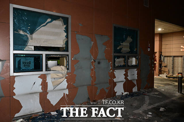 내란 우두머리(수괴) 혐의를 받는 윤석열 대통령 구속 전후 이틀간 서울서부지법에 난입하고 공무집행을 방해한 혐의를 받는 윤 대통령 지지자 86명이 체포됐다. 사진은 12.3 비상계엄 선포로 내란 우두머리 혐의가 적용된 윤석열 대통령이 구속된 19일 오전 일부 윤 대통령 지지자들이 구속영장을 발부한 서울 마포구 서울서부지방법원에 난입해 입구와 창문, 외벽이 파손돼 있는 모습./이새롬 기자