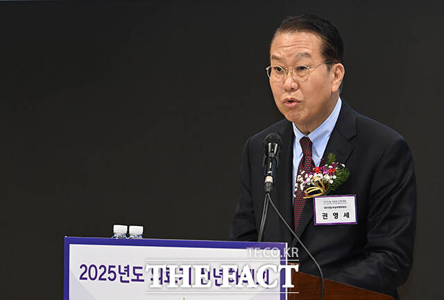 권영세 국민의힘 비상대책위원장이 19일 긴급 메시지를 통해 윤석열 대통령과 똑같은 잣대를 야당 대표에게도 적용해야한다고 강조했다. /박헌우 기자