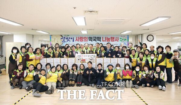 대전 서구자원봉사협의회는 지난 17일 자원봉사자 40여 명이 설맞이 어려운 이웃과 함께하는 사랑의 떡국떡 나눔 행사를 추진했다. /대전 서구