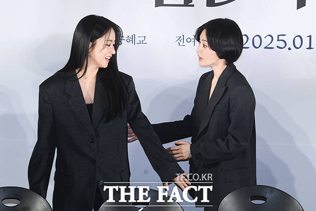 유니아 수녀 역을 맡은 송혜교(오른쪽)는 걱정되고 부담도 있지만 설레는 마음도 크다. 많이 사랑해 주셨으면 좋겠다고 개봉 소감을 전했다. /서예원 기자