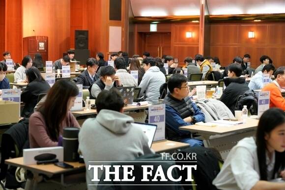 지난해 12월 경기아트센터에서 열린 경기도 중소기업 마케팅 지원사업 유통상담회에 참여한 현직 MD들이 경기도내 중소기업 관계자들을 상대로 컨설팅을 진행하고 있다. /경기도