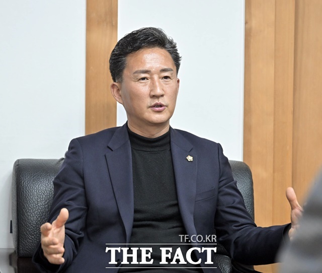 임달희 공주시의회 의장이 <더팩트>와 인터뷰에서 올해 공주시의회 현안에 대해 말하고 있다. /공주시의회