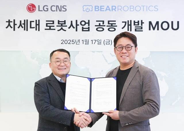 이준호 LG CNS 스마트물류&시티사업부장 상무(왼쪽)와 하정우 베어로보틱스 대표가 지난 17일 차세대 로봇 사업 공동 개발 MOU 체결 후 기념 촬영을 하고 있다. /LG CNS