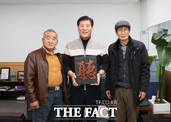 대전 유성구의회 이희환 의원(사회도시위원장, 사진 가운데)이 20일 전안원 전 유성구의회 의원으로부터 ‘聽(들을 청)’ 자가 새겨진 현판을 전달 받았다./유성구의회