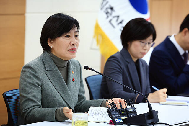 송미령 농림축산식품부 장관은 20일 정부세종청사에서 열린 정례 간담회에서 트럼프 2기 행정부 출범에 따른 국내 농업계 영향은 크지 않을 것이라고 말했다./농식품부