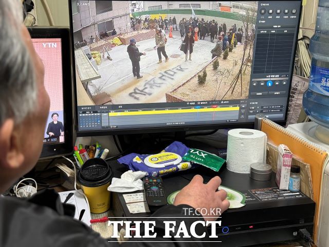 20일 서울 마포구 서울서부지법 인근 주차장 관리인이 폐쇄회로(CC)TV 화면으로 지난 19일 서부지법 앞을 찾은 집회 참가자들의 모습을 살펴보고 있다. /정인지 기자