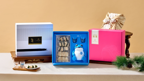 하이트진로가 66년 전통의 경기떡집과 선보인 설 선물세트 3종. /하이트진로