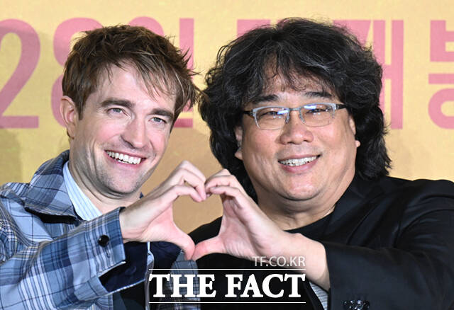 할리우드 배우 로버트 패틴슨(왼쪽)과 봉준호 감독이 20일 서울 용산구 CGV 용산 아이파크몰에서 열린 영화 미키 17 기자간담회에 참석해 포즈를 취하고 있다. /이새롬 기자