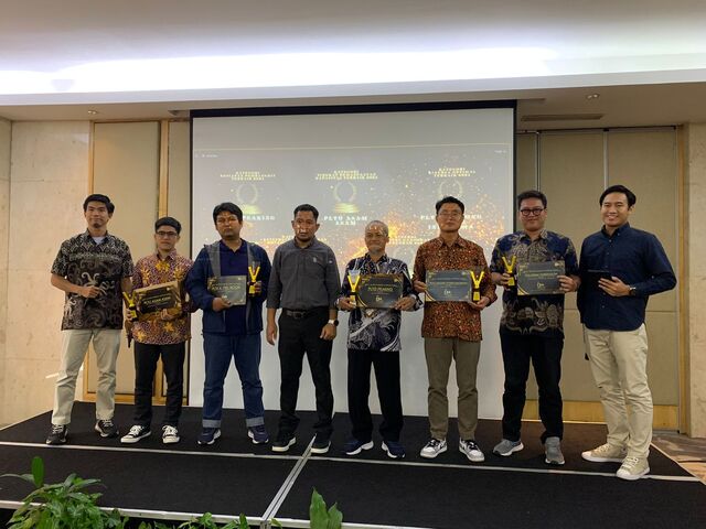 김호희 인도네시아 칼셀 발전소 기술이사(오른쪽 세번째) 등이 인도네시아 2024 최우수 발전소 시상식에서 기념촬영을 하고 있다. /한국동서발전