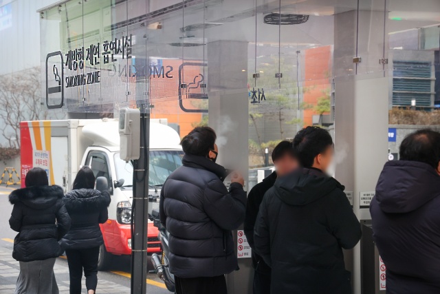 서초구가 전국 최초로 에어커튼이 장착된 개방형 제연 흡연시설을 운영한다. /서초구