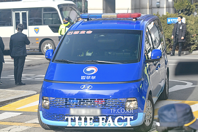 내란 우두머리 혐의를 받는 윤석열 대통령이 영장실질심사를 받는 18일 서울 마포구 서울서부지방법원에서 법무부 차량을 타고 출석하고 있다.