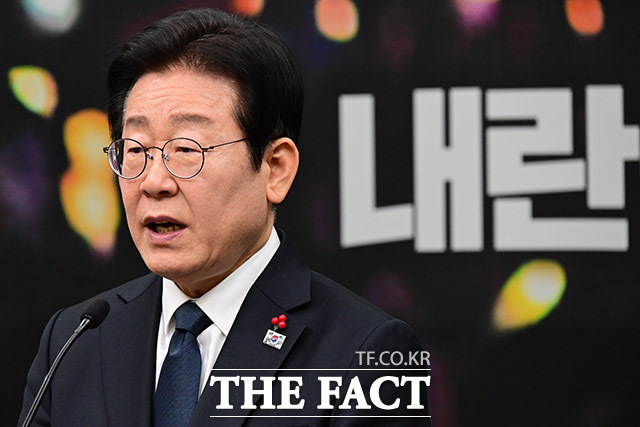 국민의힘이 윤석열 대통령에게 발부된 구속영장이 이재명 더불어민주당 대표(사진)와의 형평성에 위배된다며 연일 맹공했다. 이에 민주당은 서부지법 난동 사태를 고리로 극우 유튜버 등 배후론을 제기하며 역공에 나섰다./국회=남윤호 기자
