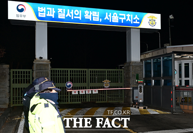 12.3 비상계엄 선포로 내란 우두머리 혐의가 적용된 윤석열 대통령이 구속된 19일 오전 경기 의왕시 서울구치소 입구가 굳게 닫혀 있다./이새롬 기자
